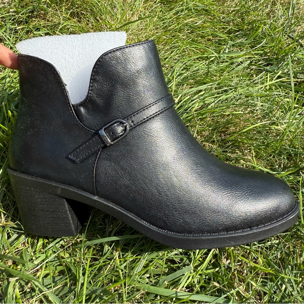 Easy Street Women's Ellery Ankle Boot - Picture 3 of 5
